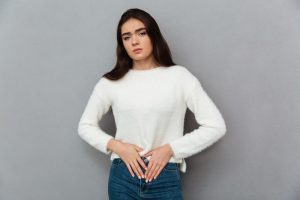 mujer con dolor pélvico acude a consulta de ginecología en uroalliance
